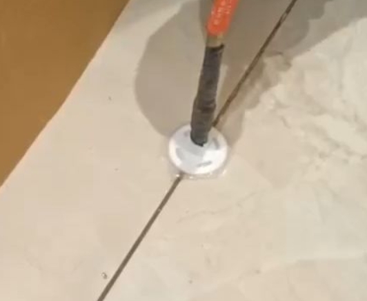 宁河瓷砖空鼓维修公司专业解答瓷砖在铺贴过程中，如果没有涂抹均匀到位的粘结材料（如水泥砂浆或瓷砖胶），可能会导致以下问题