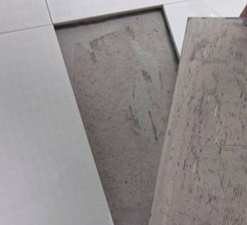 宁河瓷砖空鼓维修公司分享瓷砖铺贴时如果打浆（即涂抹在瓷砖背面和基层上的砂浆或瓷砖胶）过少，会带来以下问题